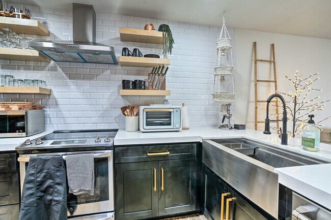 Building Photo - 292 S Desert Ave