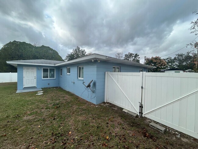 Building Photo - Charming 2-bedroom 1-bath home