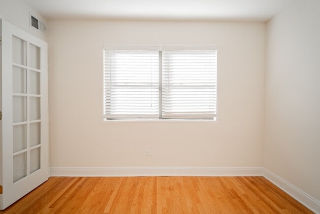 Building Photo - 515 Sheridan Rd