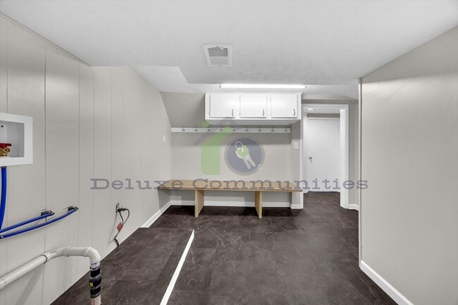 Building Photo - Spacious 4 Bedroom- With Extra room! New Remodel!