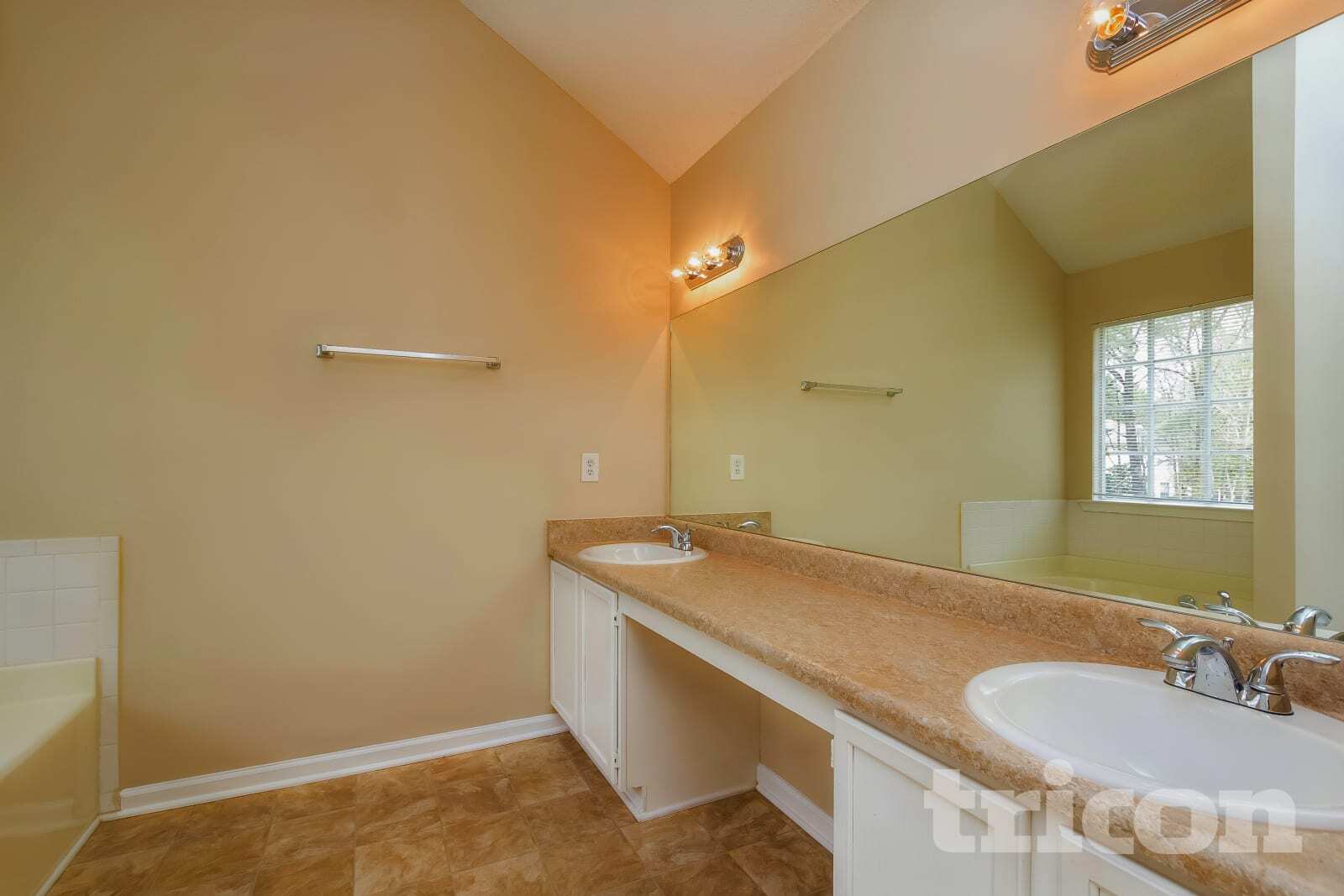 Building Photo - 2198 Colony Dr