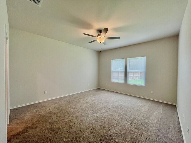 Building Photo - 202 S Rainbow Dr