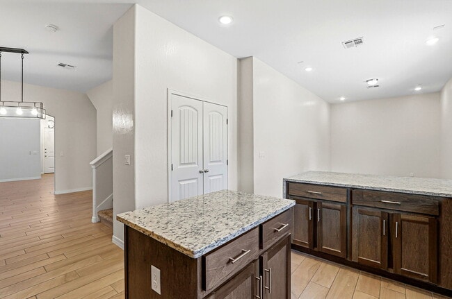 Building Photo - 649 La Entrada Cir