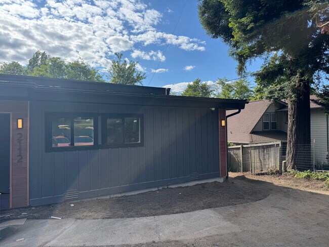 Building Photo - 2112 Sunset Dr W