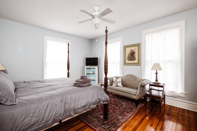 Building Photo - 406 NE 7th Ave