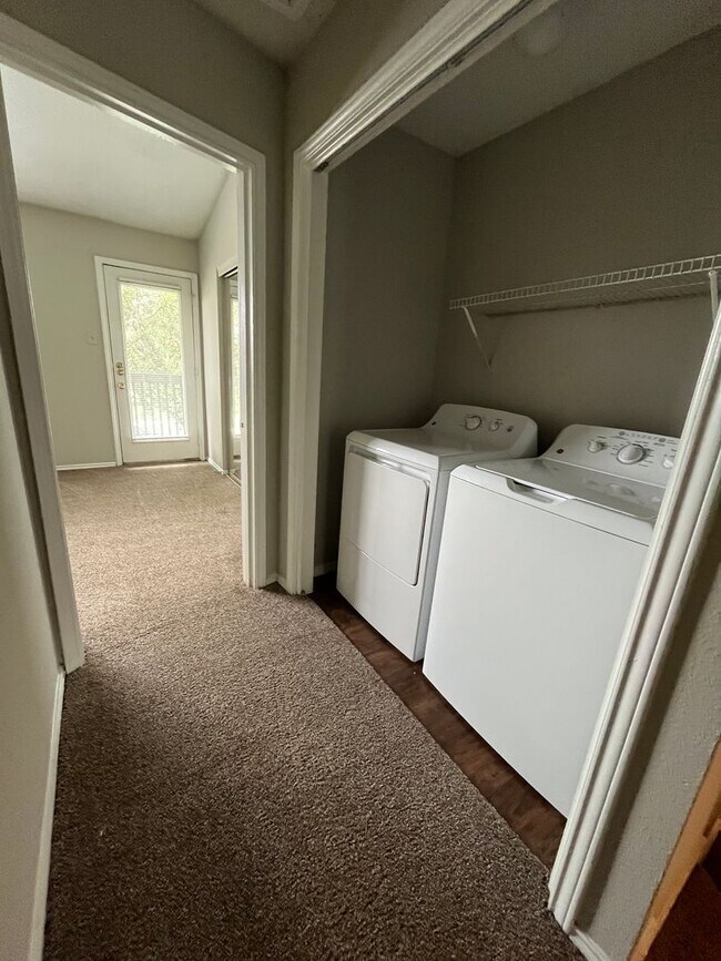 Building Photo - 2bed/2.5 bath condo close to downtown