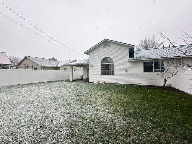 Building Photo - Spacious Pet-Friendly 3-Bedroom Duplex in Hayden