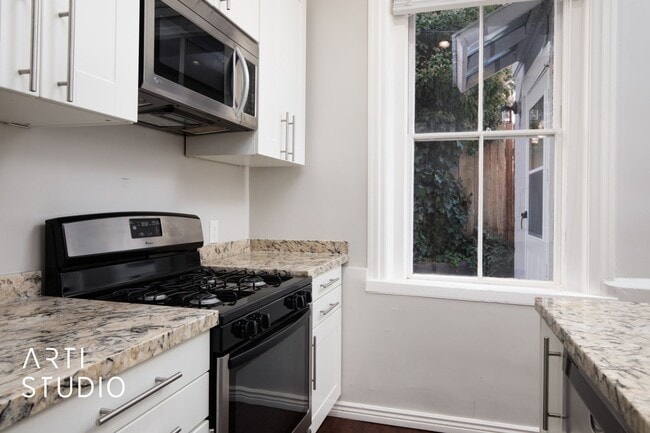 Building Photo - 4 Bed 2 Bath Salt Lake Home For Rent!