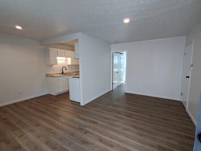 Interior Photo - Carolina Drive - Greenville - 822