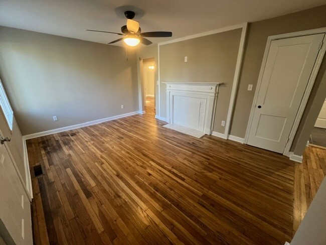 Building Photo - Newly renovated 2 bedroom 1 bath house!
