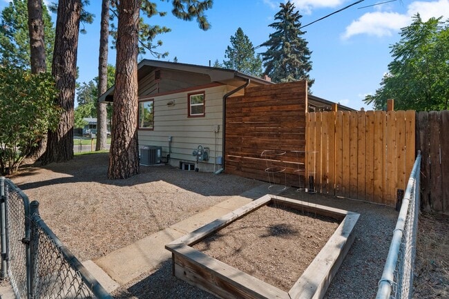 Building Photo - 3104 E 35th Ave