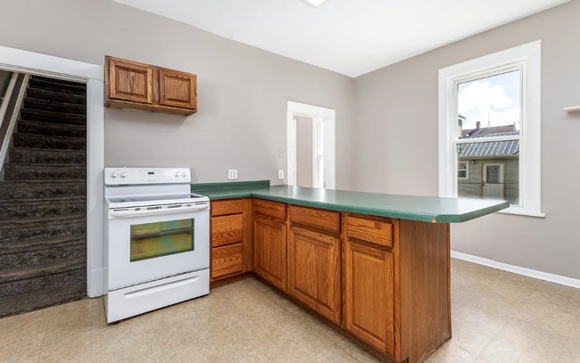 Building Photo - Charming 3-bedroom 1-bathroom single family house rental with a fenced in yard