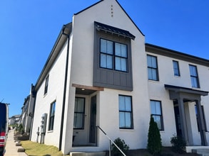Building Photo - 617 Miramar Ln