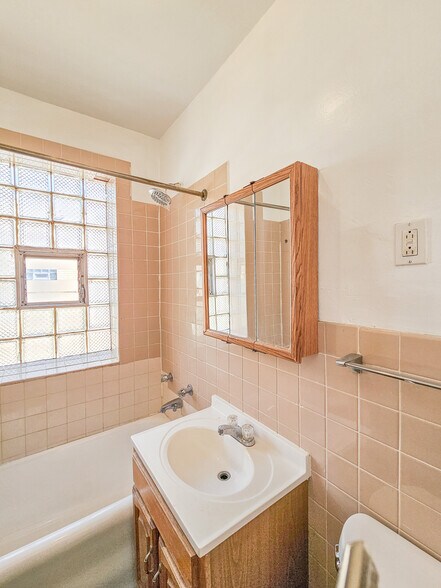 Building Photo - 4735 W Addison St