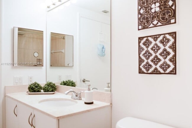 Building Photo - 1750 N Bayshore Dr