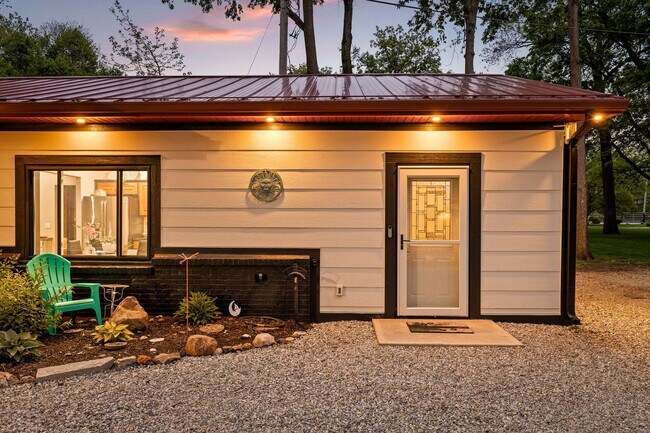 Building Photo - 6220 Wahpihani Dr