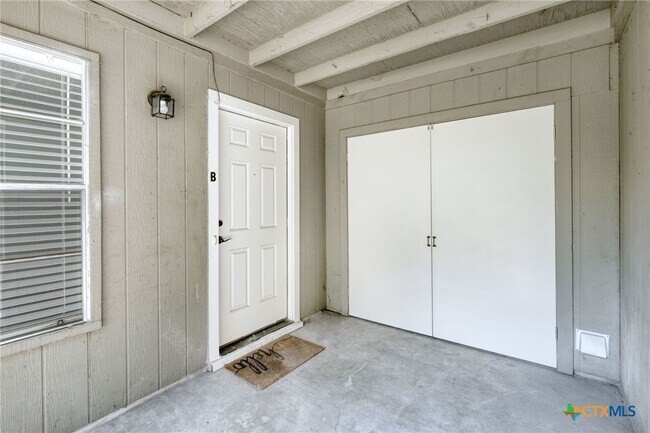 Building Photo - 11410 Pollyanna Ave