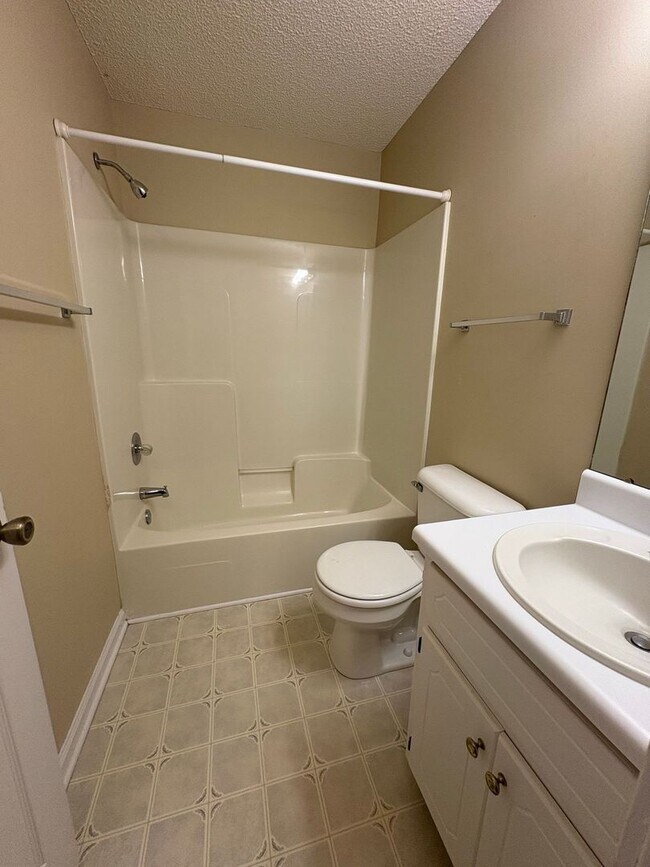 Building Photo - Briarwood West!!!