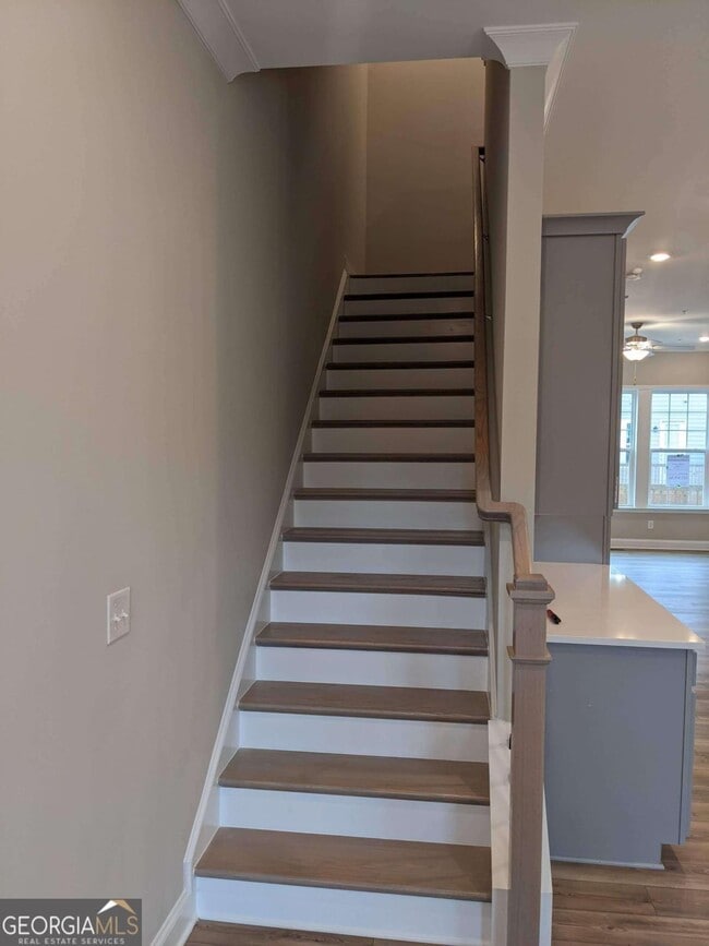 Building Photo - 225 Spike Trl SE