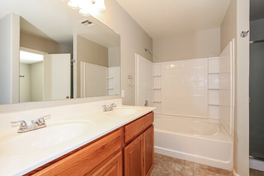 Building Photo - 2081 E Paso Fino Dr