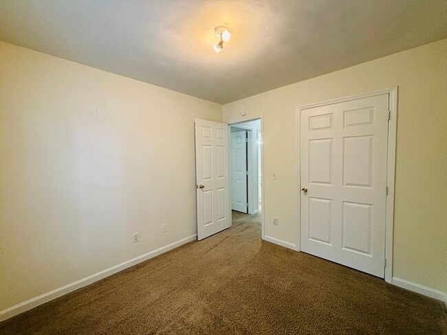 Building Photo - 840 Patrick Henry Dr