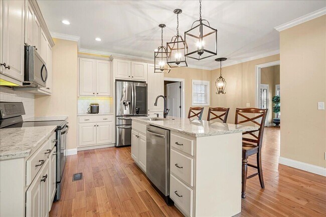 Building Photo - 200 Crooked Creek Dr