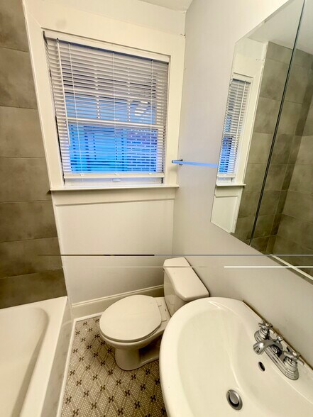 Building Photo - 984 Woodbourne Dr SW