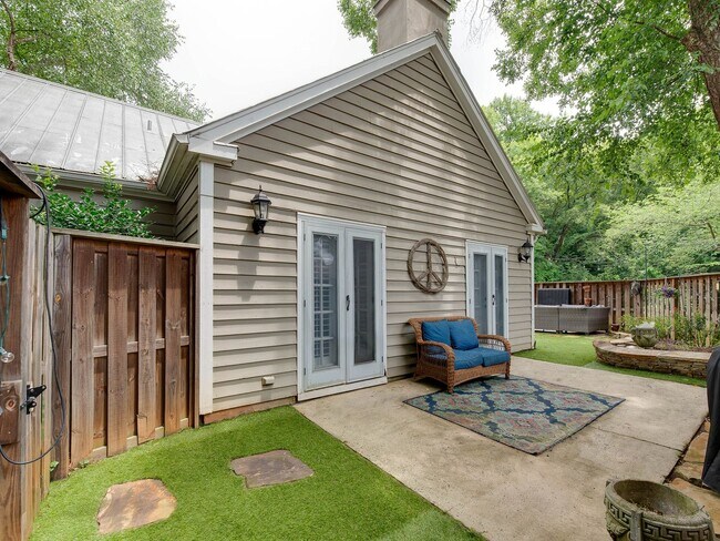 Building Photo - A picture perfect cottage home ready for you with community pool!