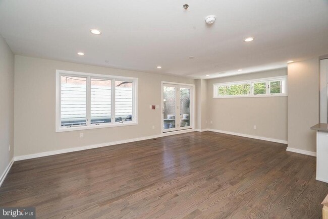 Building Photo - 1701 Bainbridge St