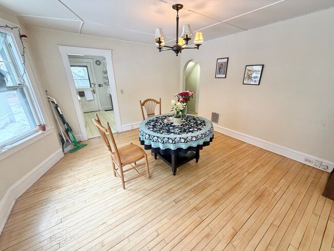 Building Photo - 3 Bedroom Apartment in Burlington VT Available NOW! OFF STREET PARKING, LAUNDRY, HEAT INCLUDED!