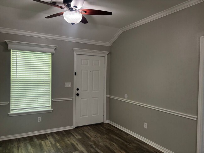 Building Photo - 3 bed 2 bath House