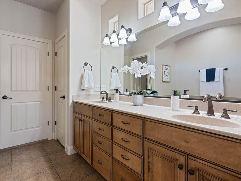 Building Photo - 935 Crooked Creek Dr