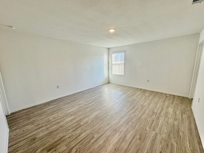 Building Photo - Charming 3/2 Home with Garage, Fenced Backyard & Community Amenities!