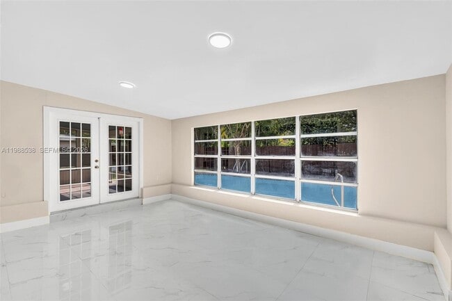 Building Photo - 1600 SW 9th St