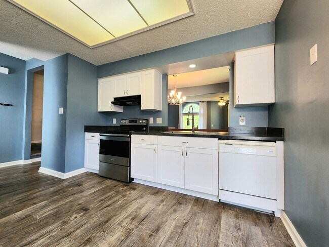 Building Photo - End Unit Townhouse in Chimny Hill