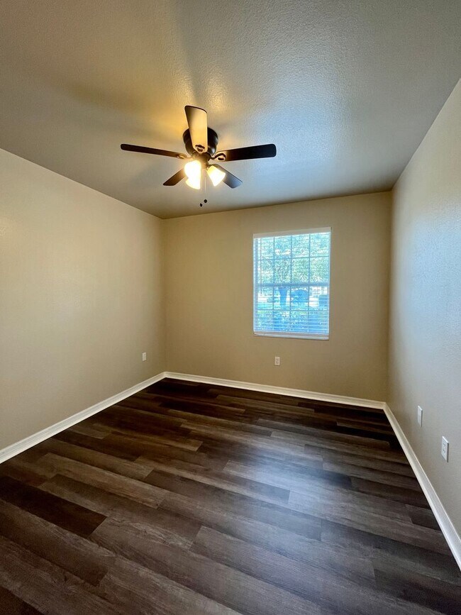 Building Photo - 3/2 unit becoming available June 1st for an annual lease
