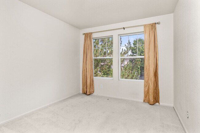 Building Photo - 2021 Falcon Ridge Dr