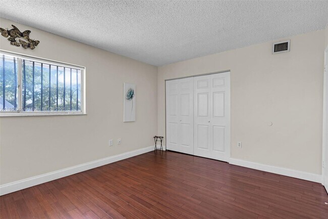 Building Photo - 711 N Pine Island Rd