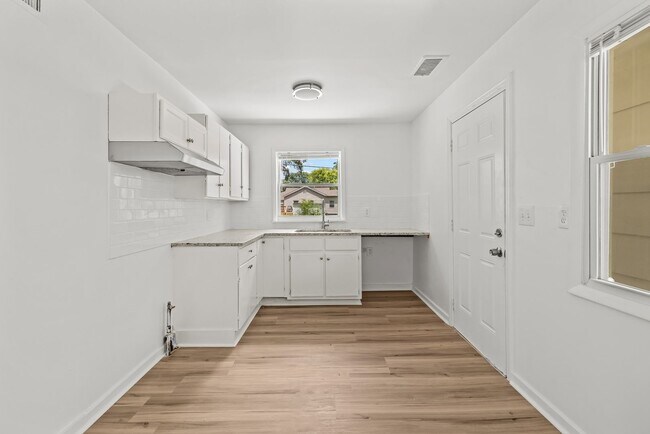 Building Photo - Charming 2 Bedroom, 2 Bathroom house