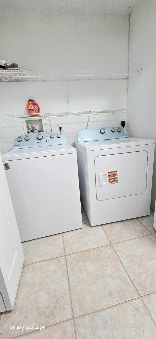 Building Photo - 1061 SW Charcoal Ave