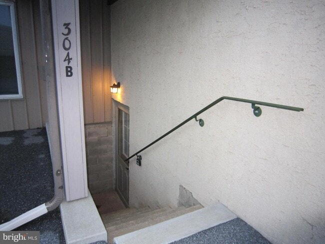 Building Photo - 304 N Hoover Ave