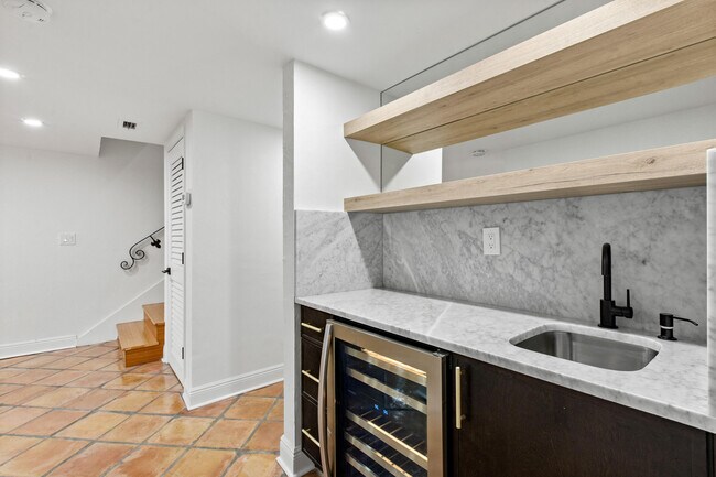 Building Photo - 19 Vía Lago