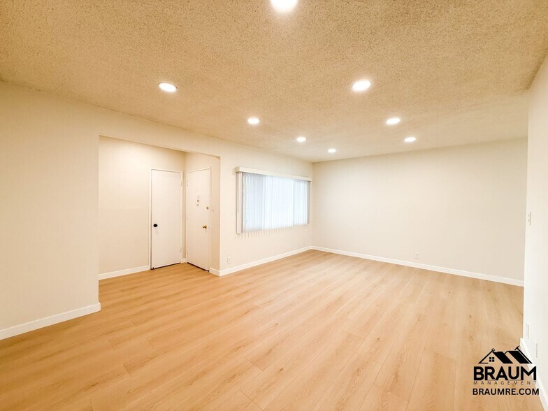 Building Photo - 13129 Oxnard St
