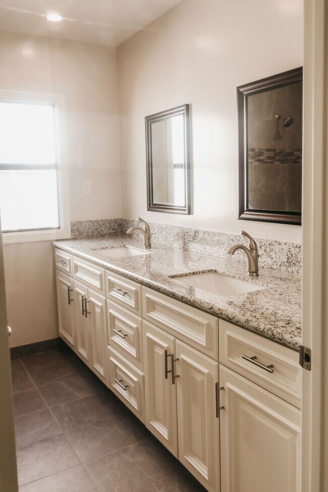 Building Photo - Belmont Shores Beachside Living – 3 Bed / 2 Bath