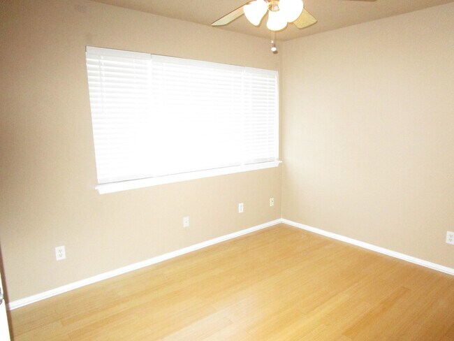 Building Photo - (2) Bed/(2.5) Bath Townhome Avail Now! Poo...