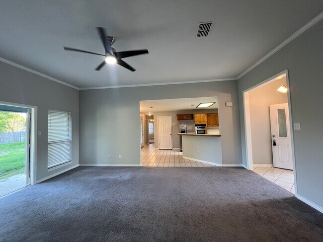 Building Photo - Awesome 4 bdrm/2.5 ba in La Brisas