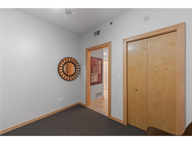 Building Photo - 215 10th Ave S