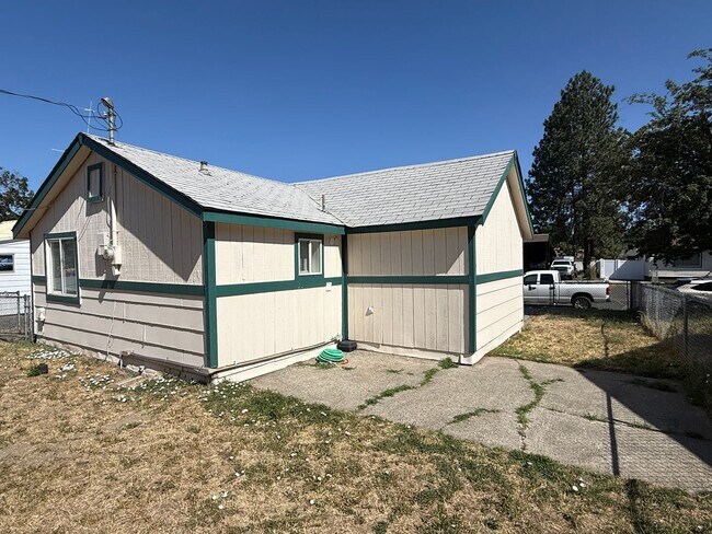 Building Photo - 1 Bed 1 Bath home with fenced yard and a s...