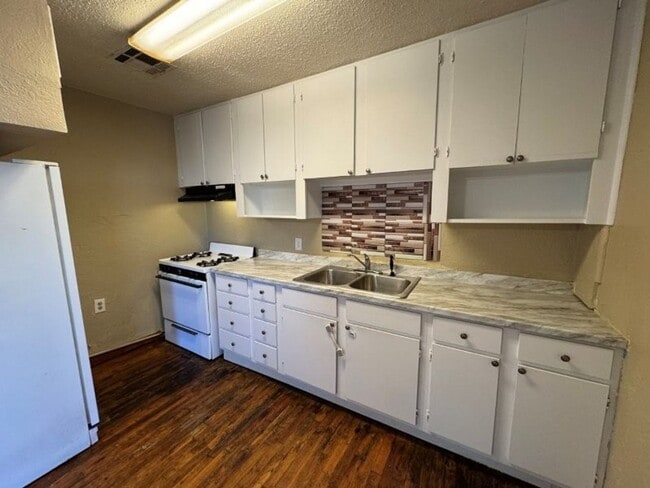 Building Photo - 3 bed 2 bath 1 car carport, new paint, wood floors, ready for move in!