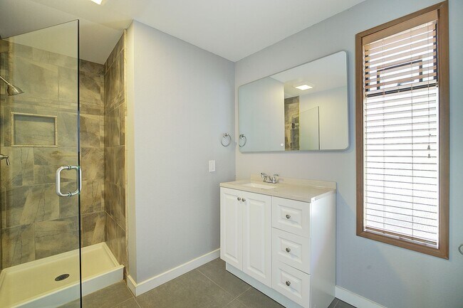 Building Photo - 5Bd/2.5Ba Kirkland Home
